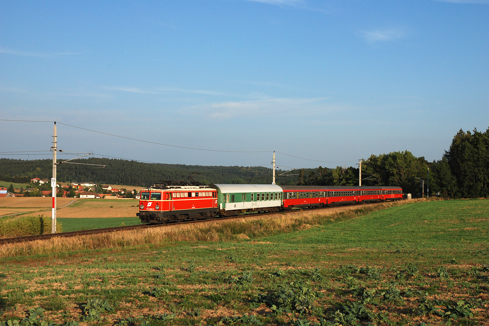 Ein Hauch von Eisenbahnromantik im Waldviertel-Planverkehr: 1142 682 beschleunigt ER 2116  Silva Nortica  nach Česk Budějovice aus dem Bahnhof Htzelsdorf-Geras, 05.09.2008.