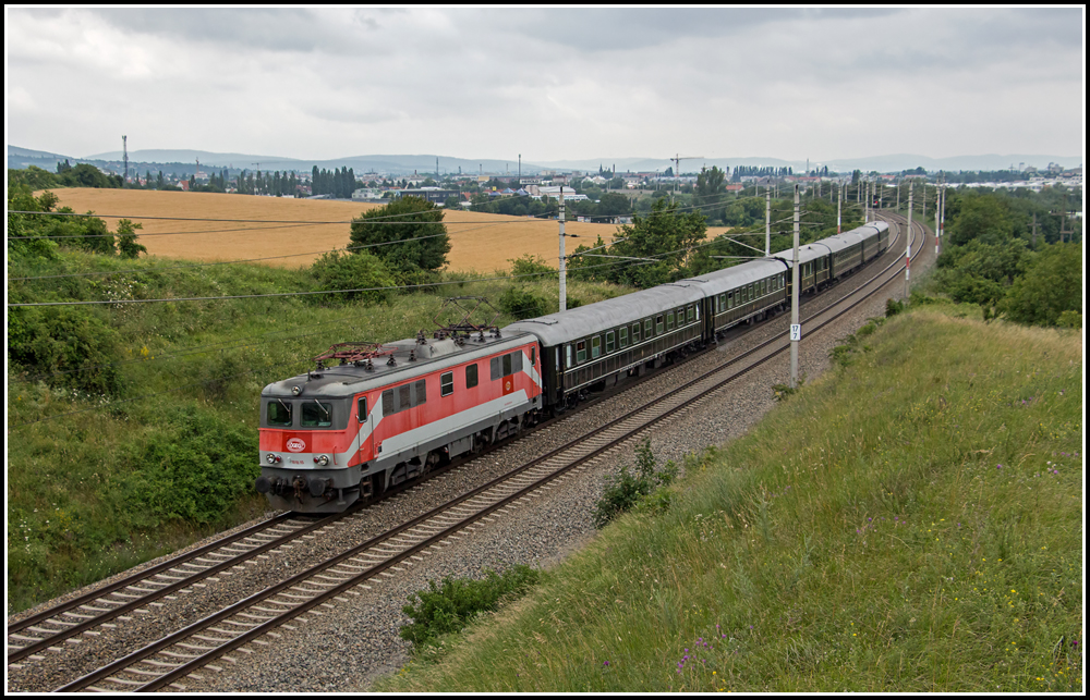 Ein Hauch von Luxus zieht ber der Sdbahn einher, wenn MAJESTIC IMPERATOR - TRAIN DE LUXE unterwegs ist. Am 06. Juli 2013 fuhr GEG 1010.15 mit dem SD 16808 von Wien FJB nach Baden, aufgenommen kurz nach Mdling.