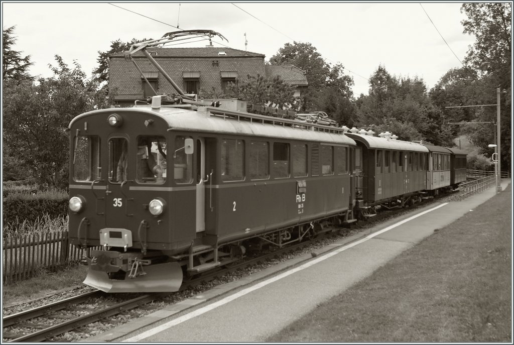 Ein Hauch Rhätischen Bahn in Blonay: Der ABe 4/4 N° 35 ist mit einem Extrazug unterwegs von Vevey nach Chamby. Die Aufnahme entstand bei der Haltestelle  Château de Blonay  am 11. Juni 2011.
