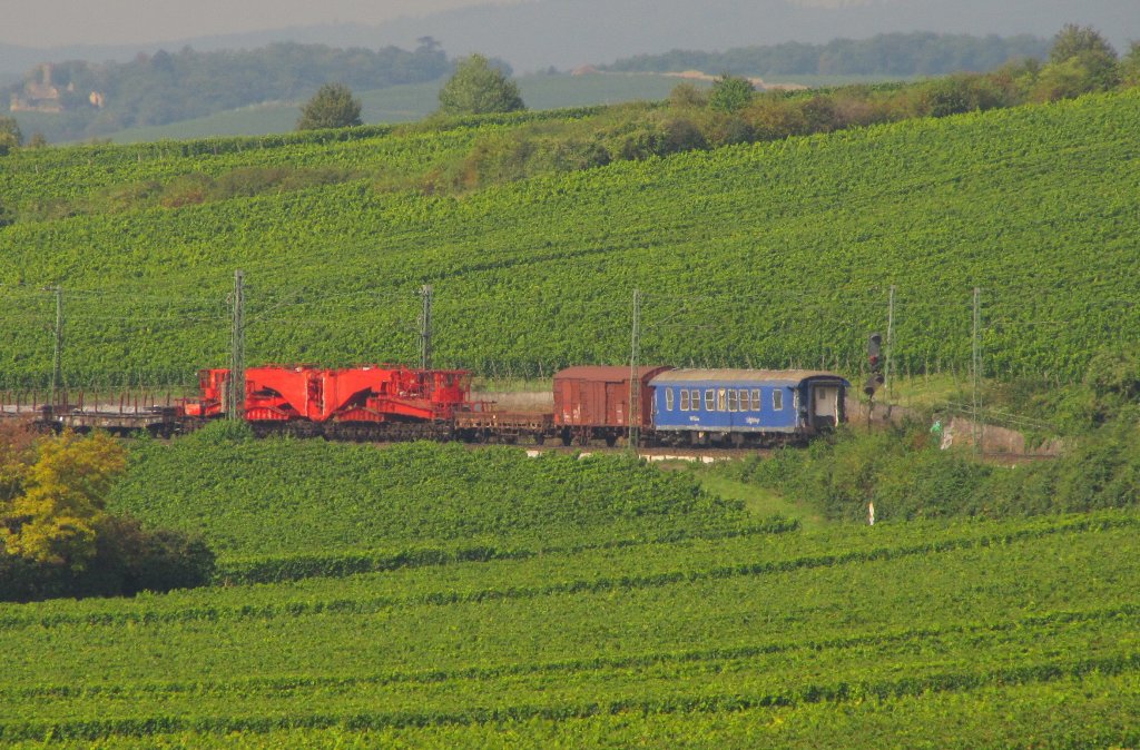 Ein HCS Tieflade- und Begleitwagen, am 02.09.2012 am Ende eines gemischten Gterzuges Richtung Koblenz, bei Hattenheim. 