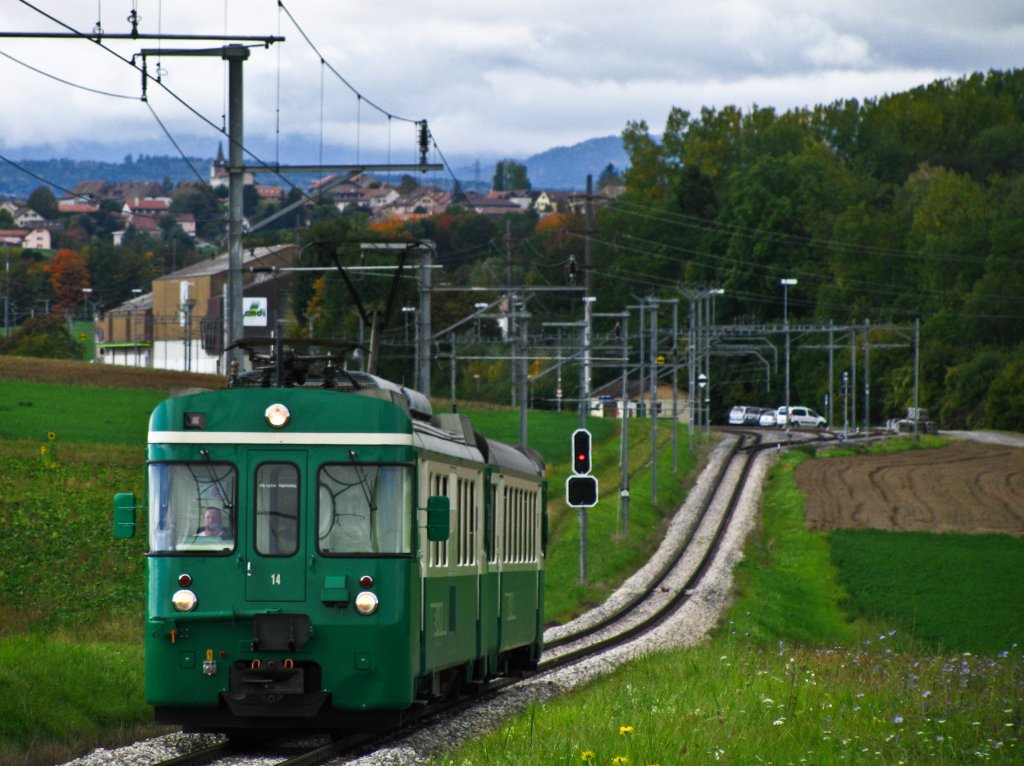 Ein Herbstbild aus dem vegangenen Jahr: Be 4/4 14 fhrt den R119 (Bire-Morges) ber eine kurze Steigungsstrecke zwischen Bussy-Chardonney und Le Marais. (5.Oktober 2010)