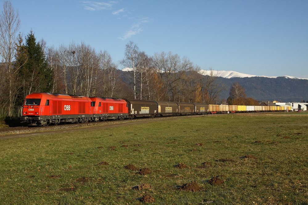 Ein Hercules Tandem mit der 2016 049 voran, f�hrt mit dem Hackschnitzelzug 55555 von Zeltweg nach Frantschach.
Zeltweg 12.11.2009 