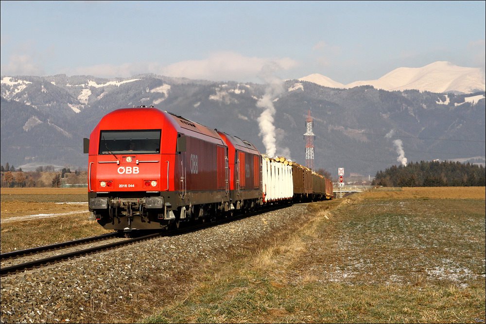 Ein Hercules Tandem, mit der 2016 044 voran, ziehen den Holzzug 55557 von Zeltweg nach Frantschach.
Weikirchen 18.12.2009