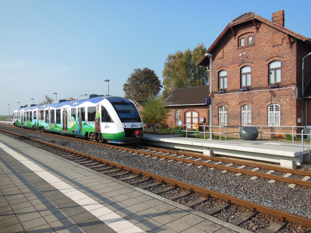 Ein herrlicher Sonnentag am 21.10. 2012 im Bahnhof von Gro� Br�tz mit dem VT 702 der OLA Schwerin 