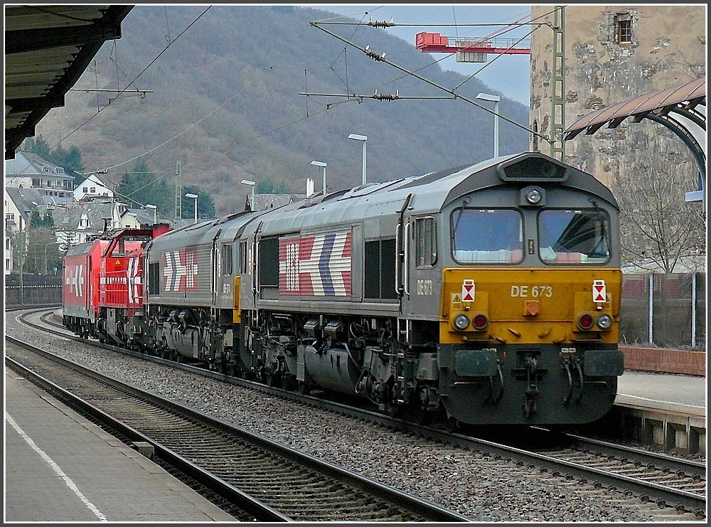 Ein HGK Lokzug, bestehend aus 185 582-4, DH 705, DE 674 und DE 673, durchfhrt am 20.03.10 den Hauptbahnhof von Boppard. (Hans) 