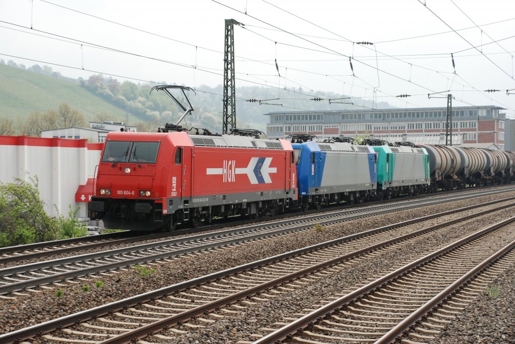 Ein HGK-Zug mit 3 Loks unterschiedlicher Farbgebung. Fhrende Lok ist 185 604, gefolgt von 185 521 und als drittes 185 575. Gesehen am 2.05.2013 bei Stuttgart-Untertrkheim
