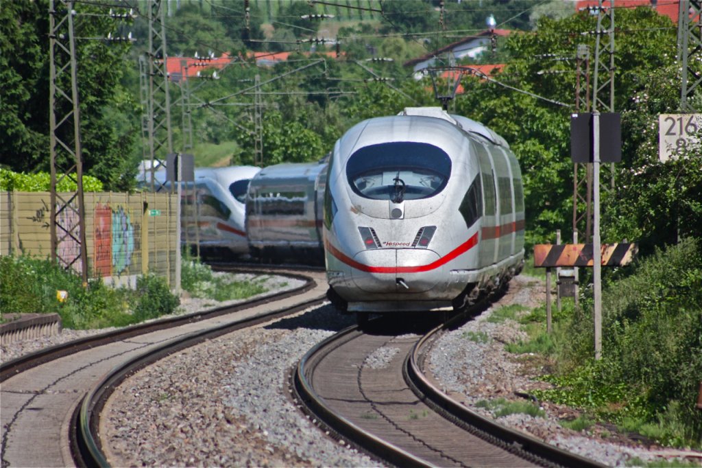 Ein High- Speed ICE 3  406 bei Schallstadt in Richtung Freiburg. Aufgrund der Hitze an dem Tag flimmern die Schienen 