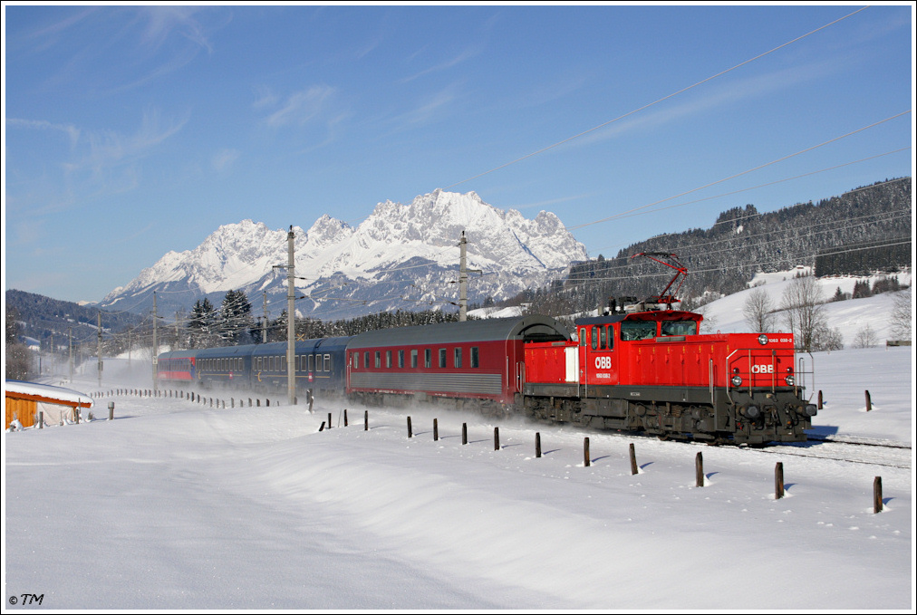 Ein Highlight: 1063.038 fhrt auerplanmig (dieser Zug ist planmig mit einer Lok der Reihe 110 bespannt) mit Turnuszug D 13817 von Wrgl nach Zell am See, aufgenommen bei Fieberbrunn, 29.01.2011