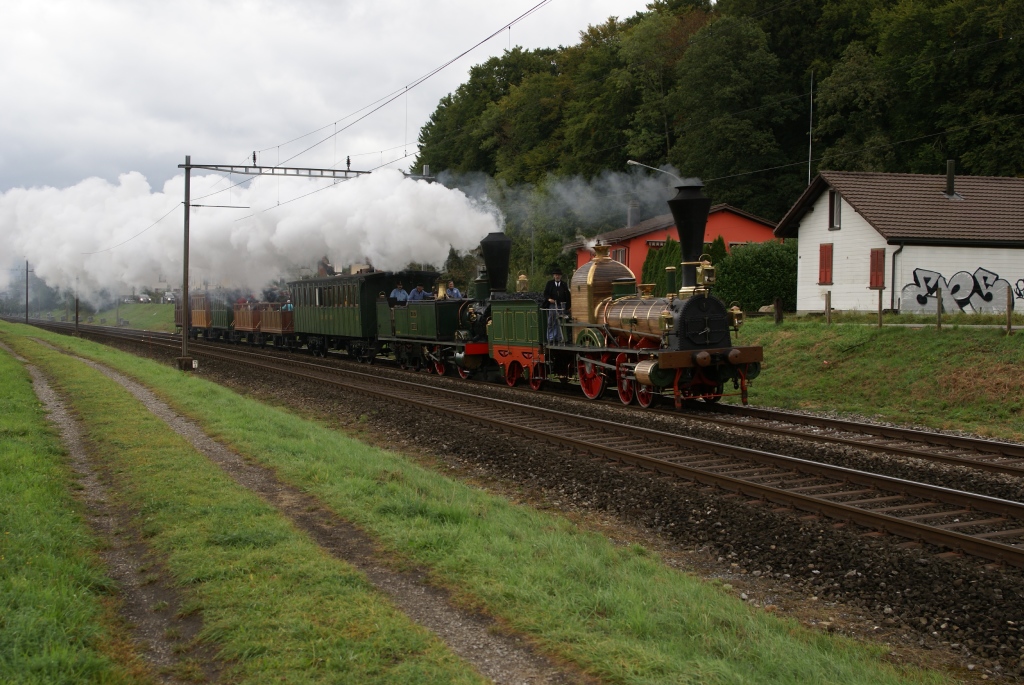 Ein Highlight des Bahnjubilums in und um Biel waren sicherlich die Fahrten mit der  Spanisch Brtli Bahn  Die beiden Dampfloks D 1/3  Limmat  und Ec 3/5  Genf  kamen dabei gemeinsam zum Einsatz. Am 25.9.10 konnte ich dieses Doppel in Busswil ablichten.
