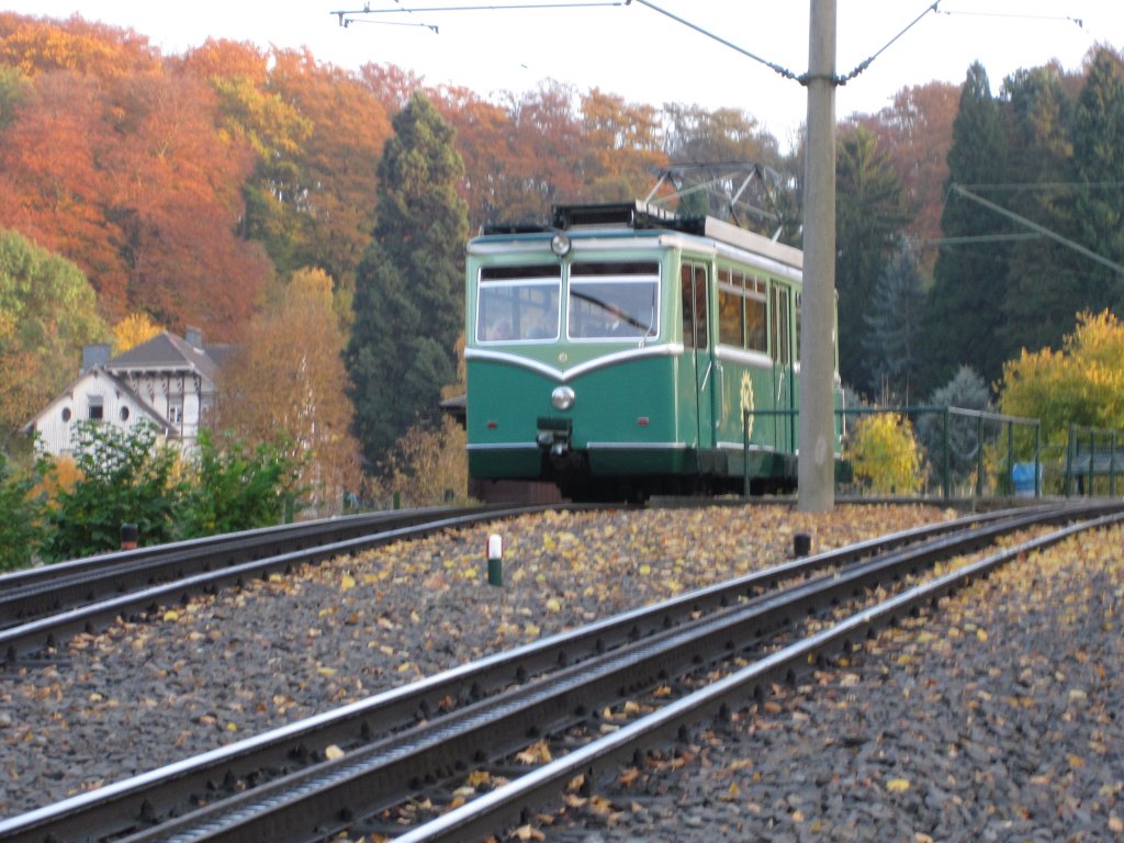 Ein historischer Elektrotriebwagen der Drachenfelsbahn.