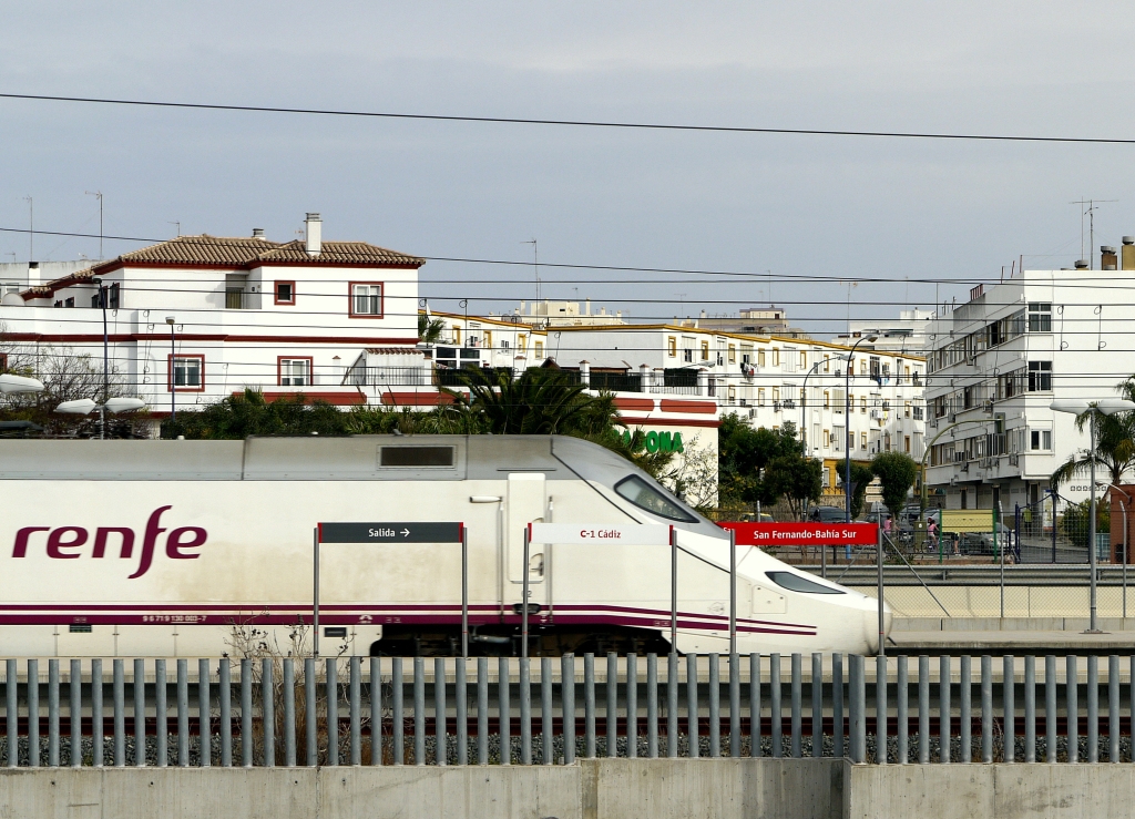 Ein Hochgeschwindigkeitszug aus Madrid fhrt ein in den Bahnhof  San Fernando Bahia Sur , ganz im Westen Andalusiens. 18.9.2012