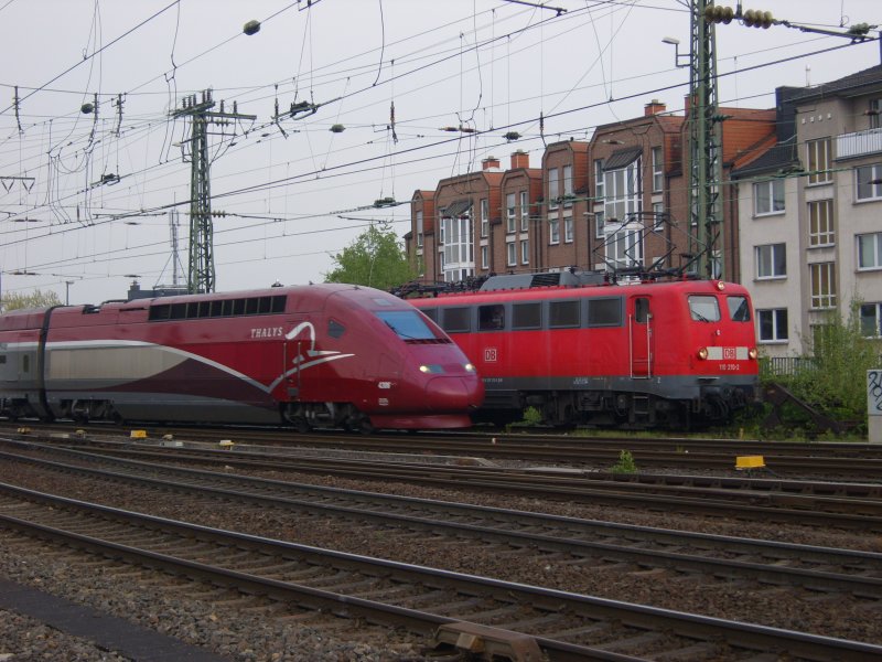 Ein Hochgeschwindigkeitszug und eine Eisenbahnlegende. Die 110 210-2 und ein Thalys am 08.05.2010 in Aachen Hbf.