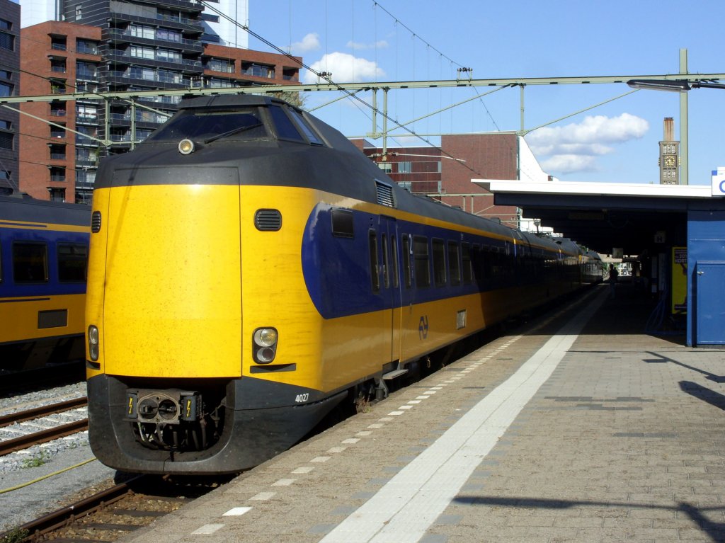 Ein hollndischer Triebzug der Baureihe 4200 fhrt am 27.08.2010 aus dem Bahnhof Enschede (NL).