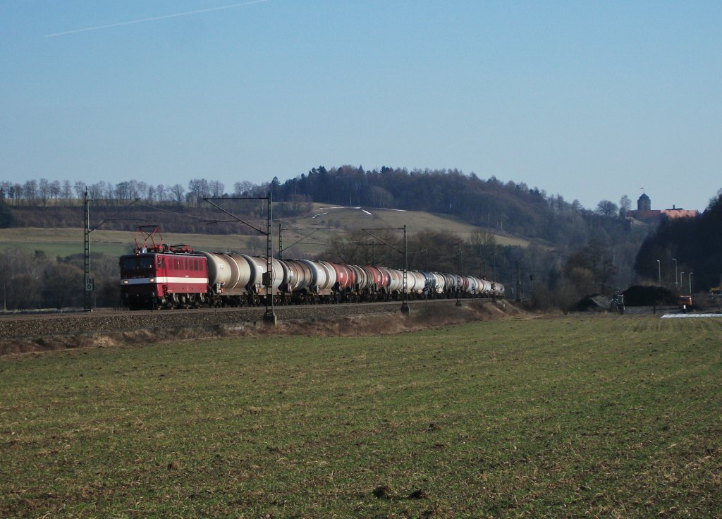 Ein Holzroller im Frankenwald! 142 110 ist am 22.Februar 2012 mit einem Kesselzug nach Grokorbetha bei Knellendorf Richtung Pressig unterwegs.