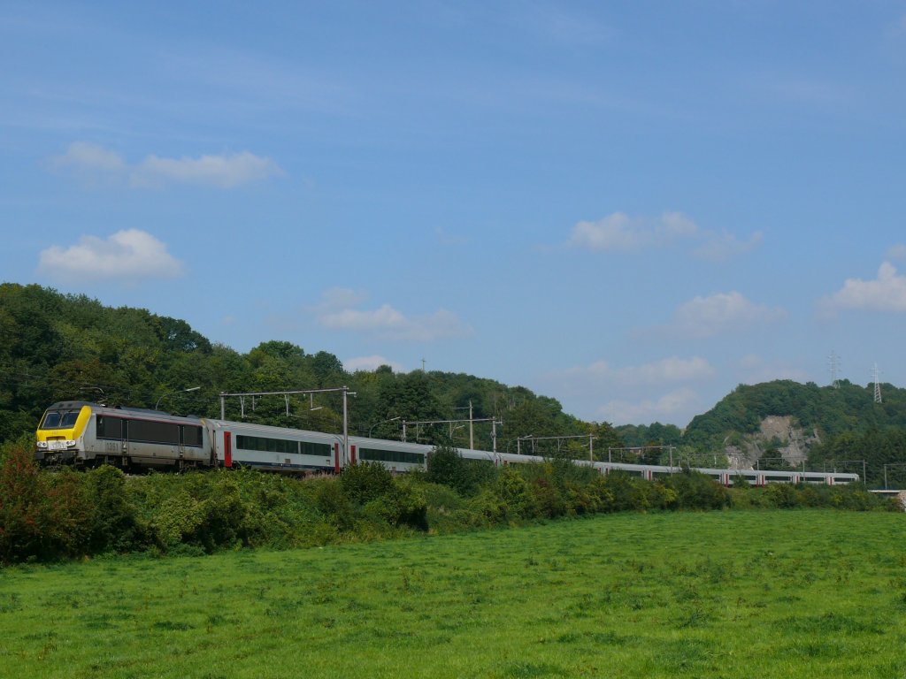 Ein IC A Eupen - Oostende, hier mit Zuglok 1351, in seiner ganzen Lnge im Wesertal kurz hinter Pepinster. Diese IC A-Zge bestehen in der Regel aus einer Zuglok der Serie 13 und 12 usserst komfortablen Wagen : 2 L11 A-Wagen (1.Klasse), 9 L11 B-Wagen (2. Klasse) und einem L11 BDx (Steuerwagen). Die Aufnahme entstand am 04/09/2010.