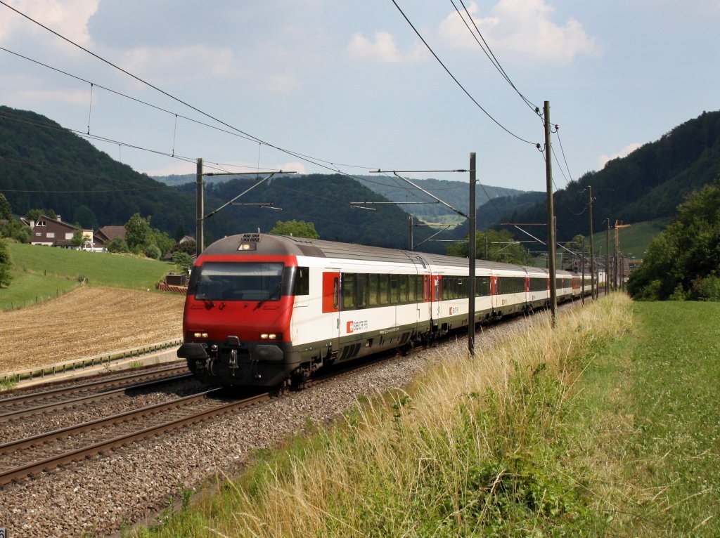 Ein IC am 28.6.2011 unterwegs bei Tecknau. 