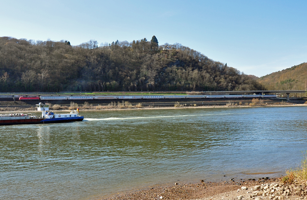 Ein IC auf der linksrheinischen Strecke unterwegs nach Bonn.  Lindwurmbild  aufgenommen vom Rheinufer in Unkel - 23.03.2011