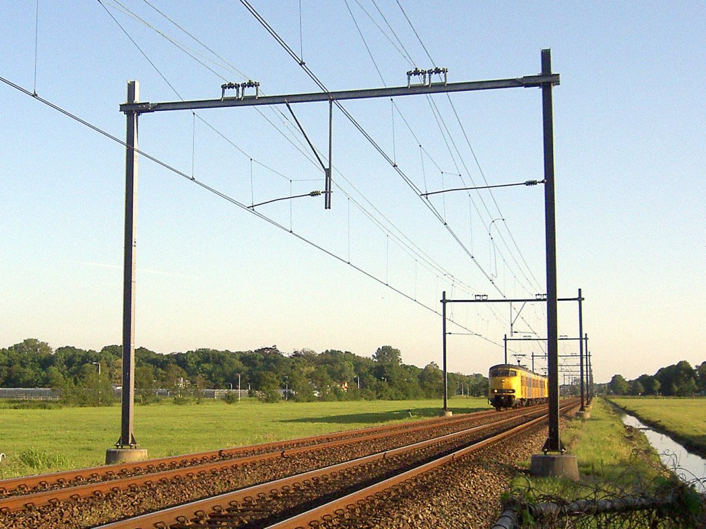 Ein IC von Den Haag nach Hoorn, kurz Fur Einfahrt in Heemstede/Aerdenhout in juni 2005.
