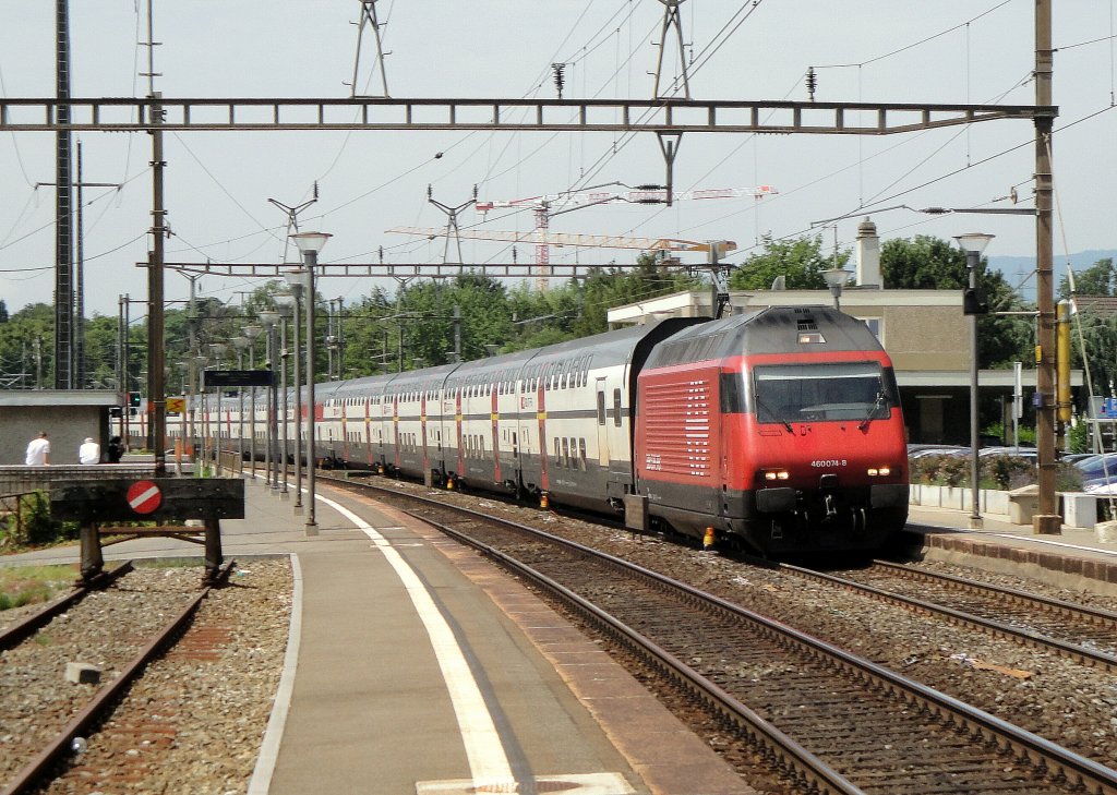 Ein IC-Dosto, gezogen von der Re 460 074-8, durchfhrt am 28.06.12 den Bahnhof Rolle