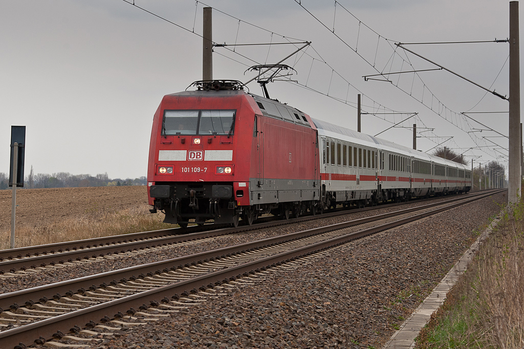 Ein IC gezogen von 101 109 rollt am 15.04.2012 bei Bornitz in Richtung Oschatz.