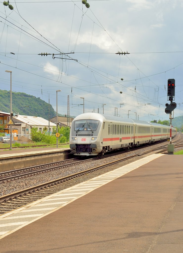 Ein IC kommt hier steuerwagenvoraus durch den Bahnhof Brohl am 9.5.2013 gefahren.