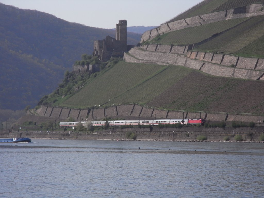 Ein IC kurz vor R�desheim am 18.4.10.