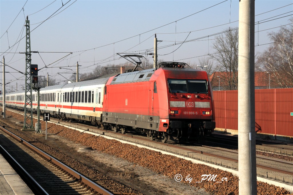 ein IC mit 101 006-5 durchfhrt Rathenow in Richtung Berlin am 3.3.2011