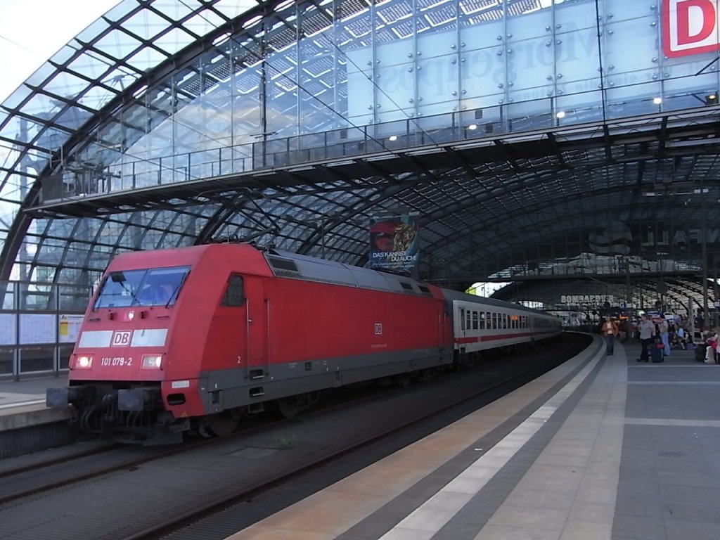 Ein IC mit 101 079-2 im Berliner HBF. Sommer 2010.