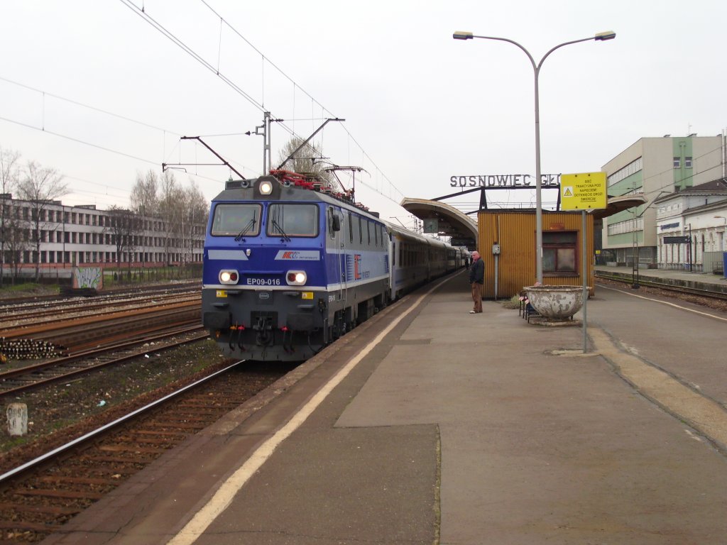 Ein IC mit einer EP09 in Sosnowiec Hbf.