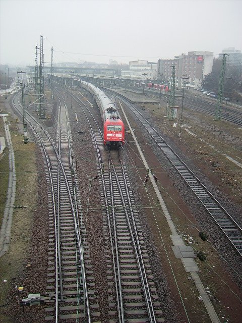Ein IC von oben aus fotografiert in Heidelberg Hbf am 19.02.10
