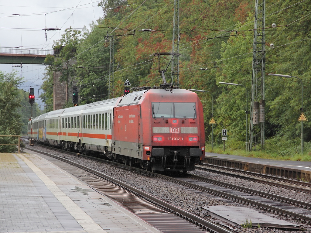 Ein IC Umleiter in Richtung Kassel in Eichenberg. Schublok war 101 032-1. Aufgenommen am 27.08.2011.