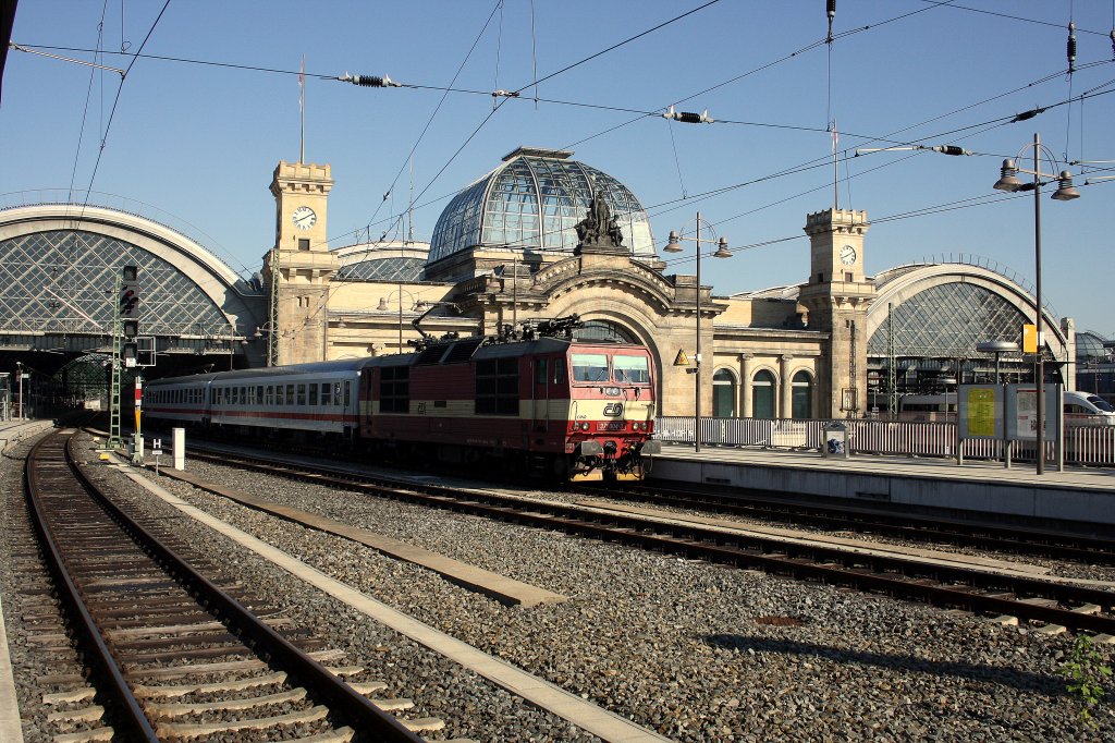 Ein IC verlsst Dresden Hbf. Zuglok ist die tschechische BR 371 004-3 und das war am 28.06.2011
