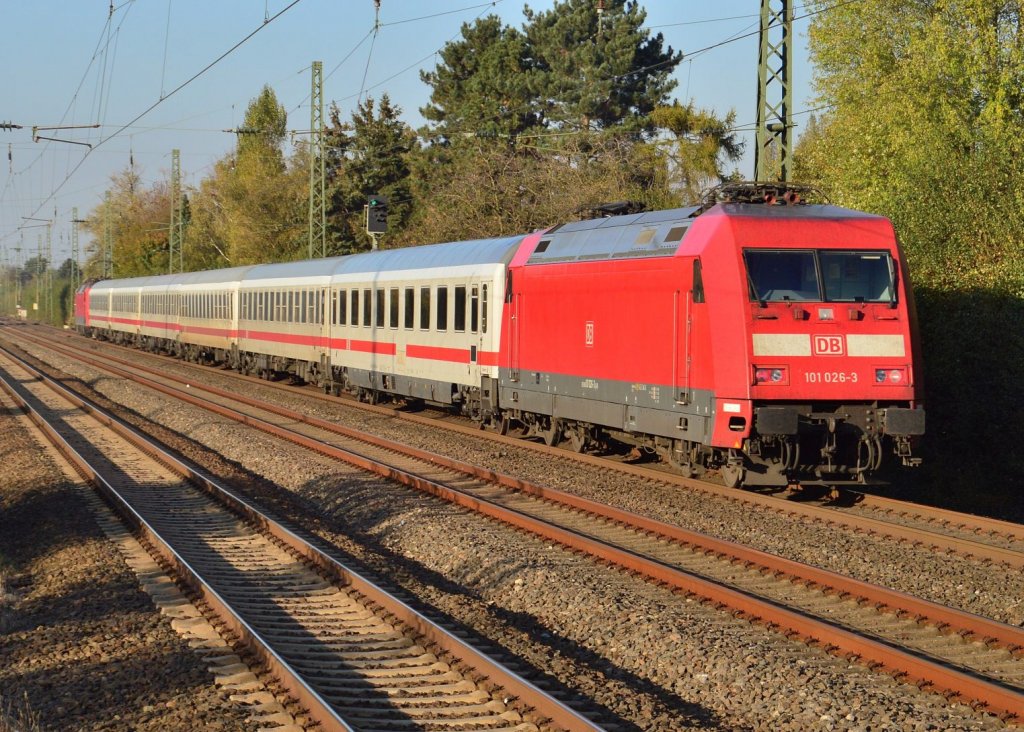 Ein IC-Zug der von der 120 140-9 gezogen wurde, hngt die 101 026-3 kalt an. Angermund Sonntag den 28. Oktober 2012