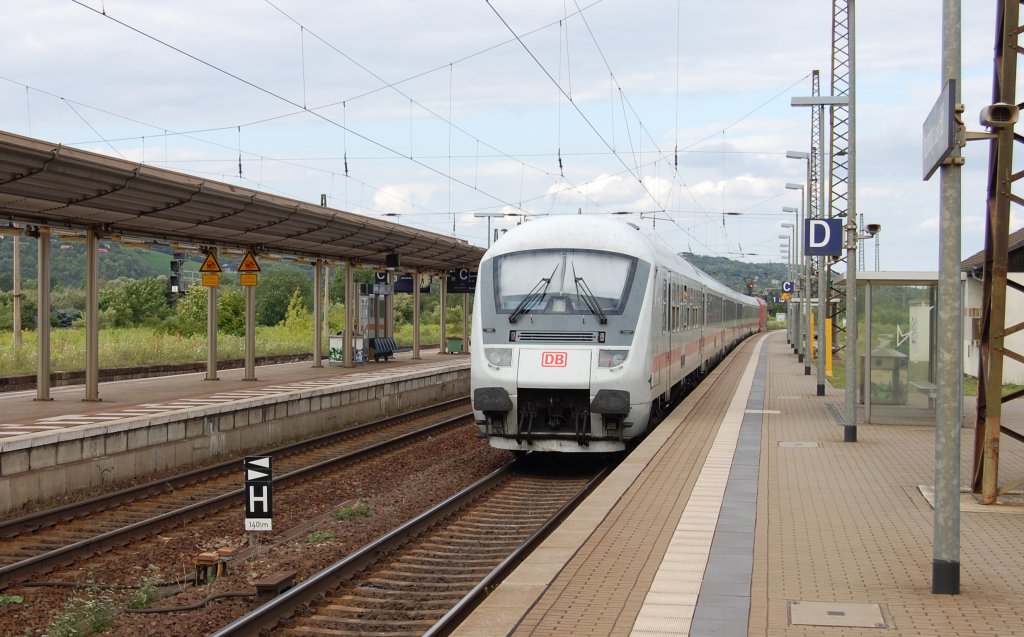 Ein IC-Zug, der am Samstag 23.07.2011 ber Naumburg (Saale) Hbf in Richtung Weienfels weiterfhrt 