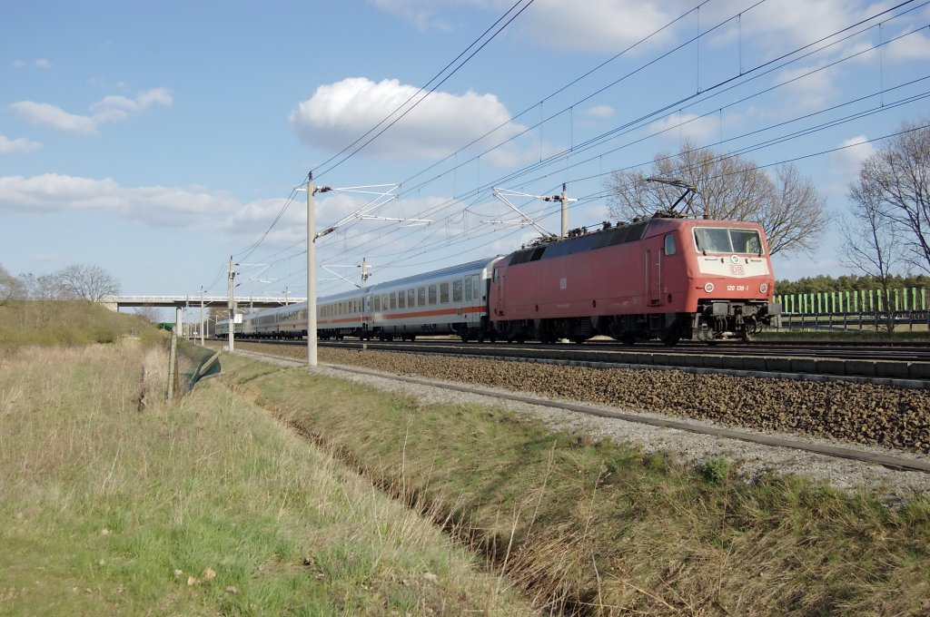 Ein IC zwischen Growudicke und Rathenow in Richtung Berlin wurde geschoben von der 120 139-1. 16.04.2010