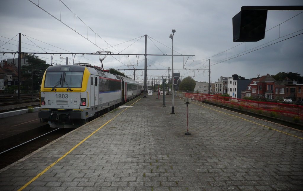 Ein ICa verlsst Ende August 2011 den Bahnhof Gent St. Pieters, gen Osten - und man staune und hre;), mit einer 18 hinten dran. Die Warterei, bis die 12 Waggons an mir vorbei waren, hat sich diesmal rentiert, denn whrend der Kollege 13 schn fr ne Geruschkulisse am Ende sorgt, war das im Vergleich, Musik fr die Ohren. 