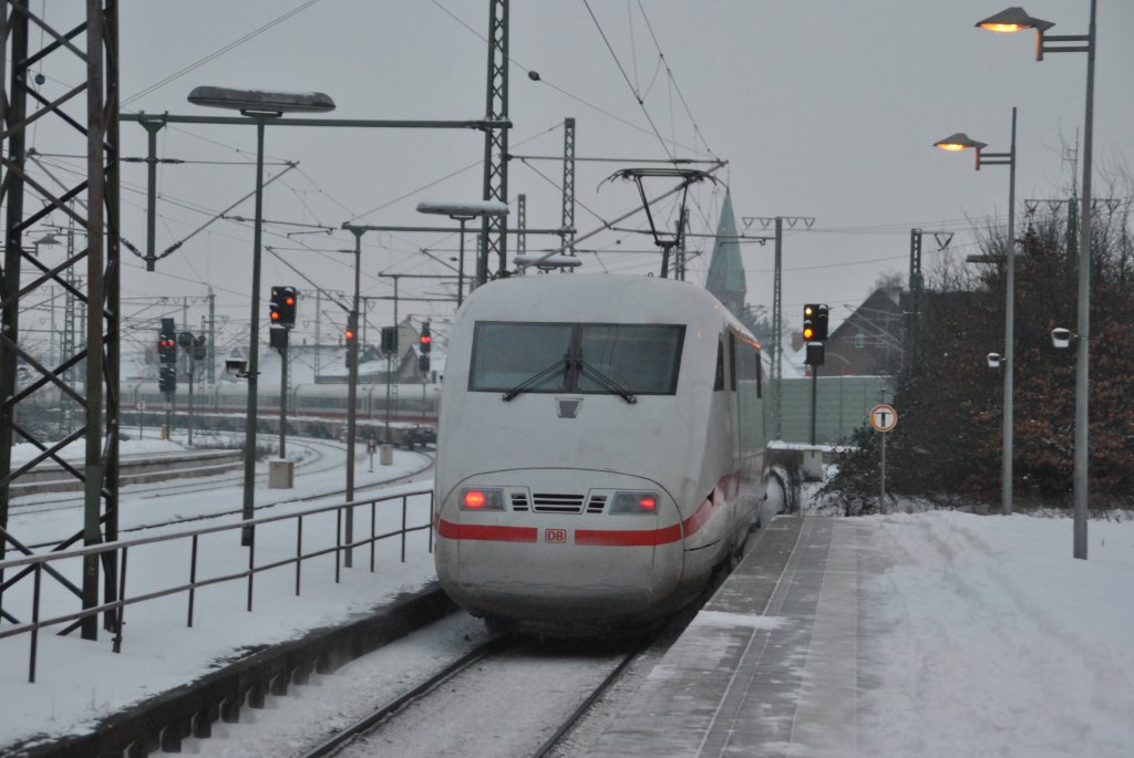 Ein ICE 1, als Sprinterzug nach Berlin, in Lehrte, am 22.12.2010.