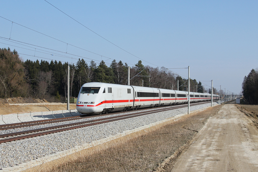 Ein ICE 1 am 09.03.2011 bei H�rbach.