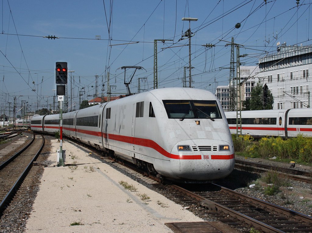 Ein ICE 1 am 21.08.2010 bei der Einfahrt in den N�rnberger Hbf.