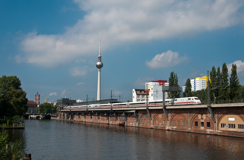 Ein ICE 1 am 25. August 2011 am S-Bahnhof Berlin-Jannowitzbr�cke.