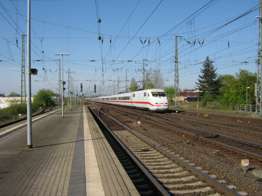 Ein ICE 1 (Baureihe 401) auf der Fahrt nach Kiel-Hauptbahnhof im Bahnhofsbereich Neumnster am 23.04.2009