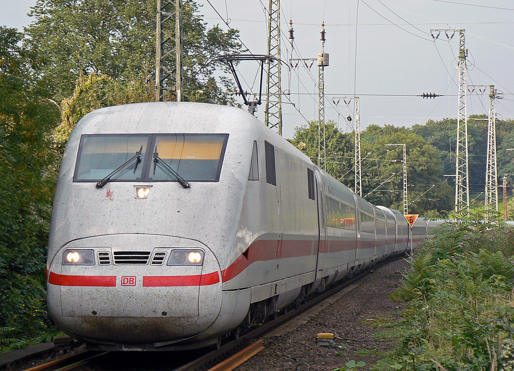 Ein ICE 1 bei der Durchfahrt in Kln West am 03.09.2010