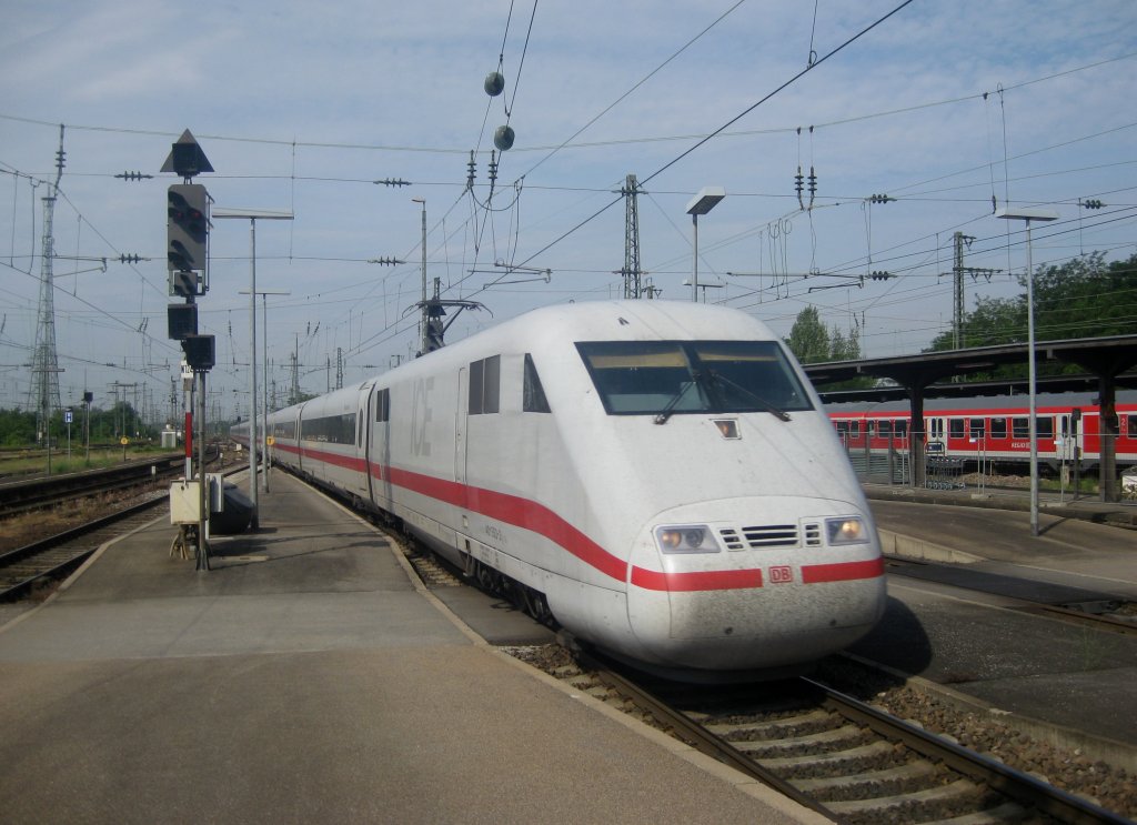 Ein ICE 1 bei der Einfahrt in den Hbf Karlsruhe. Er verkeht am 22.05.2011 als ICE 278 Interlaken ost - Berlin Ostbf. Sein nchster Halt ist Mannheim Hbf.