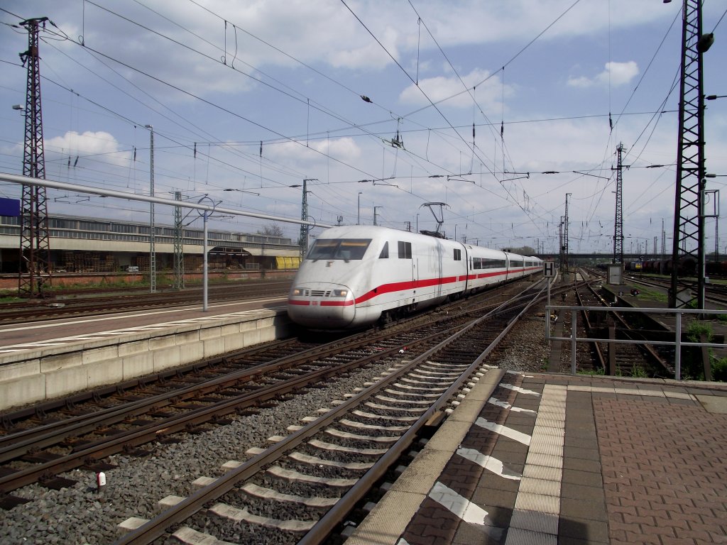 Ein ICE 1 (BR401) durchfhrt Hanau Hbf am 29.04.13