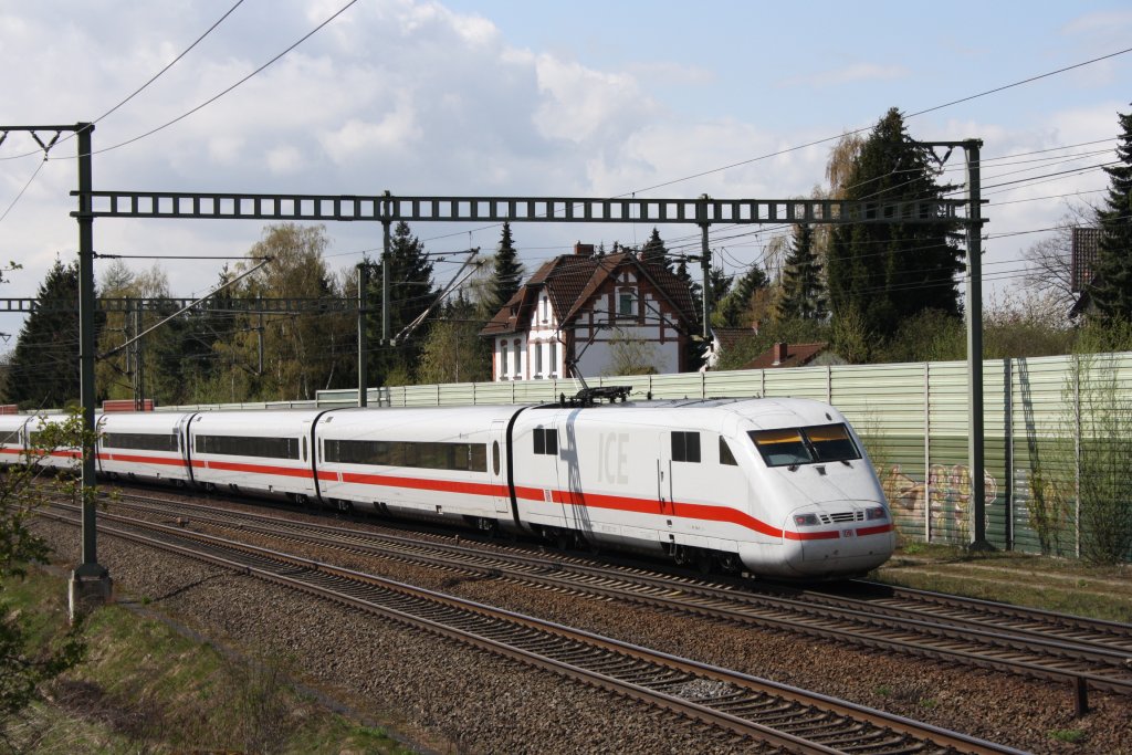 Ein ICE 1 durch fhrt am 21.04.2010 den Bahnhof Braunschweig Weddel