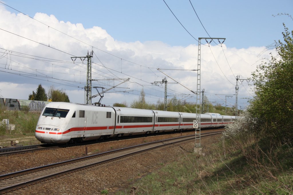 Ein ICE 1 durch fhrt am 21.04.2010 den Bahnhof Braunschweig Weddel