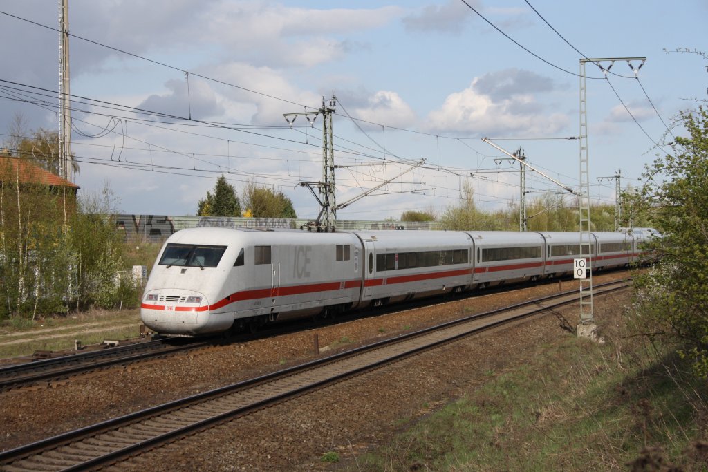 Ein ICE 1 durch fhrt am 21.04.2010 den Bahnhof Braunschweig Weddel