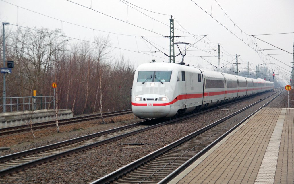Ein ICE 1 durcheilt als ICE 892 am 17.02.11 Grfenhainichen Richtung Berlin.