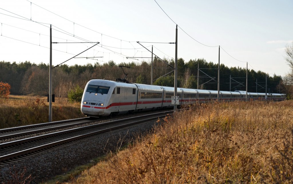 Ein ICE 1 durcheilt als ICE 890 am 05.12.11 Burgkemnitz mit Ziel Hamburg.