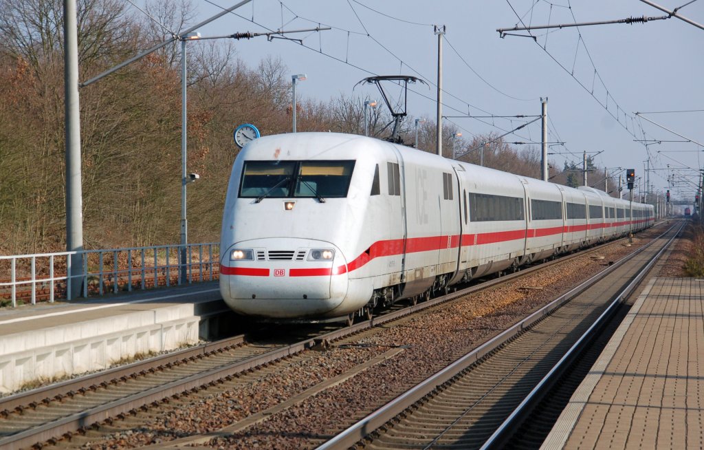Ein ICE 1 durcheilt am 10.03.11 als ICE 703 Burgkemnitz mit Ziel Leipzig. Im Hintergrund wartet schon der PbZ 2467 auf seine Weiterfahrt.